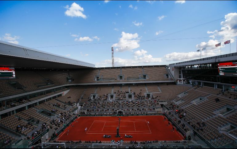 El partido se desarrolló sobre la tierra batida de la Philippe Chatrier, prácticamente desierta de público por las restricciones de la pandemia. AP / A. Tarantino