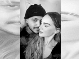 ''Ya se me anda mimetizando mi amorcito bello'', escribió el cantante para acompañar una fotografía en la que él y su novia Belinda lucen la misma marca en la ceja. TWITTER / @elnodal