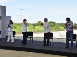 El Presidente Andrés Manuel López Obrador saluda al gobernador de Campeche, Carlos Miguel Aysa. TWITTER/@AysaGonzalez