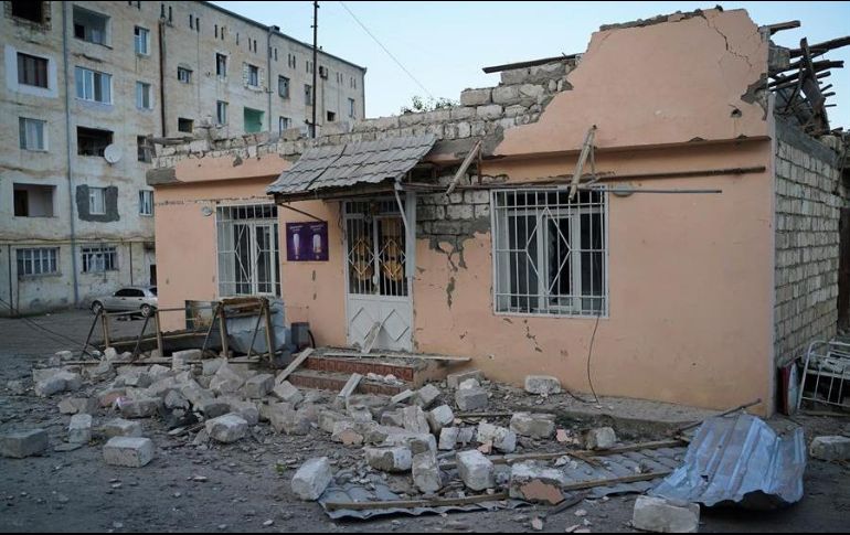 Vista de una vivienda del municipio de Martakert, en Nagorno Karabaj, dañada por la artillería azerbaiyana. EFE/P. González