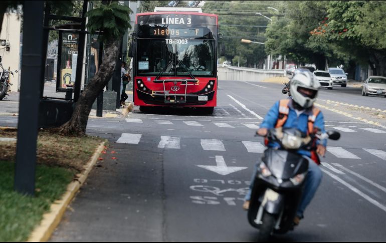 El carril de uso exclusivo para bicicletas, calandrias y unidades del trolebús es de baja velocidad y no es respetado por los automotores. EL INFORMADOR/G. Gallo