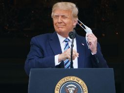 Trump apareció ayer en la Casa Blanca para su primer acto público frente a sus seguidores desde el anuncio de su contagio. AFP/ARCHIVO