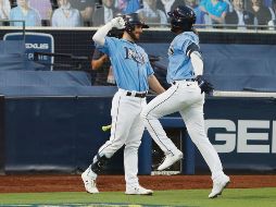 FESTEJO. Randy Arozarena (der) no ocultó su alegría tras conectar el cuadrangular del empate. EFE