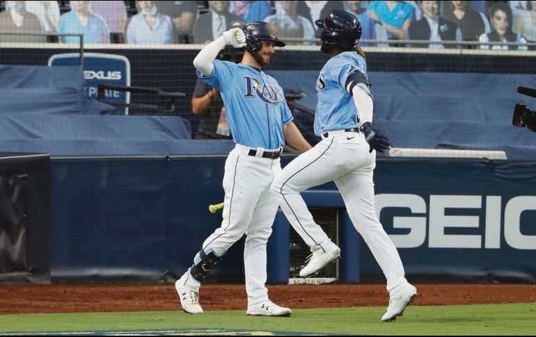 FESTEJO. Randy Arozarena (der) no ocultó su alegría tras conectar el cuadrangular del empate. EFE