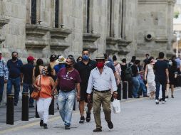 DE PASEO. Pese a que las autoridades informaron que habría cierres en el Centro Histórico para evitar aglomeraciones por la Romería, tapatíos y visitantes acudieron a caminar a los corredores comerciales. Hoy continúan cierres en Zapopan. EL INFORMADOR • G. GALLO