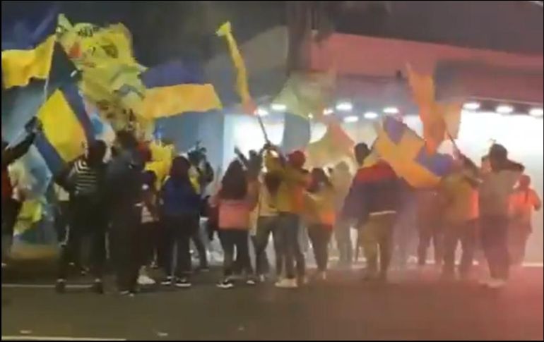 El director técnico Miguel Herrera estuvo presente de incógnito y grabó las porras. Twitter / @MiguelHerreraDT