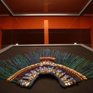 AMLO pide "insistir" a Austria para traer penacho de Moctezuma