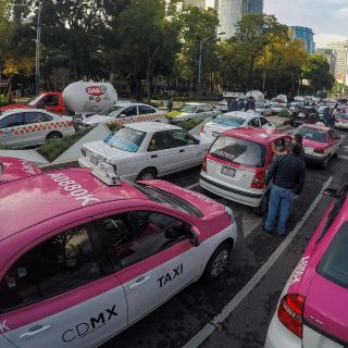 Taxistas realizan bloqueos en CDMX en protesta contra apps de transporte
