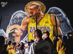 MEMORIA. Varios aficionados se tomaron fotos en los memoriales a Bryant y su hija en Los Ángeles. AFP / B. Bell