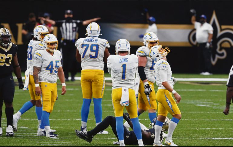 LAMENTO. Michael Badgley (#4) erró un punto extra y el intento de gol de campo del triunfo. AP / B. Dill