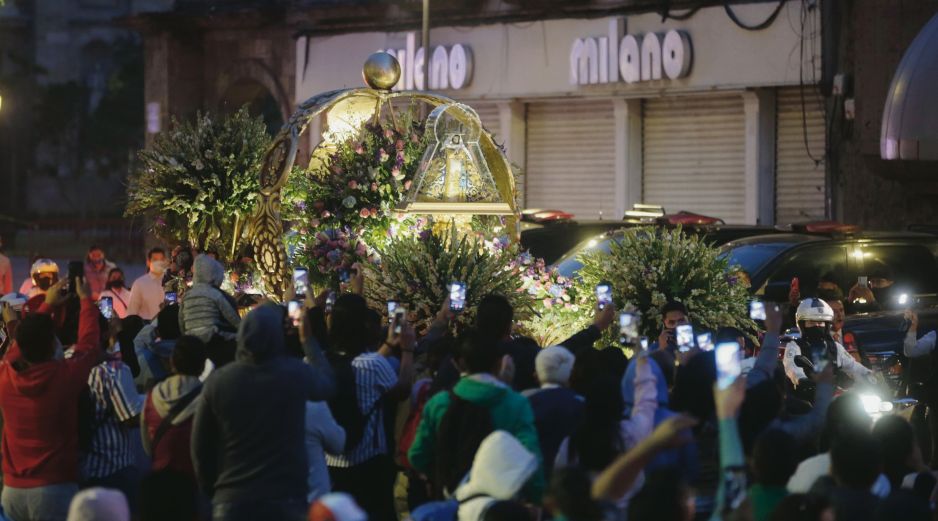 PRESENCIA. Desde temprano, decenas de romeros se apersonaron detrás de las vallas para observar el recorrido de la Virgen de Zapopan hacia la Basílica, que este año no fue multitudinario debido a la contingencia sanitaria por el COVID-19.  EL INFORMADOR • F. Atilano