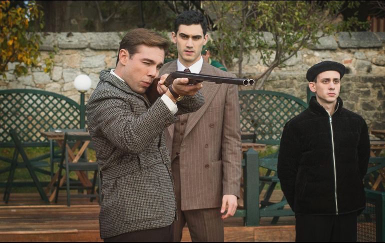 Entrados en su papel. Carlos Cuevas (apuntando con el arma) y Alejandro Speitzer (en segundo plano), se metieron a profundidad en sus papeles para la miniserie “Alguien tiene que morir”. CORTESÍA