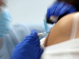 Las dosis acordadas por AstraZeneca vacunarían a 38.7 millones de mexicanos, las de Pfizer a entre 7.75 y 17.2 millones, y las de CanSino a 35 millones. EFE / L. Tejido