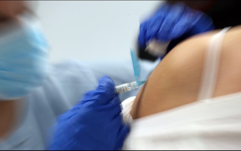 Las dosis acordadas por AstraZeneca vacunarían a 38.7 millones de mexicanos, las de Pfizer a entre 7.75 y 17.2 millones, y las de CanSino a 35 millones. EFE / L. Tejido