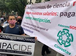 Colectivos científicos protestan a las afueras del Senado de la República por la extinción de fideicomisos. SUN/B. Fregoso