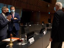 El negociador europeo para el Brexit, Michel Barnier (d), habla con el secretario de Estado alemán para la UE, Michael Roth, y con el comisario de Relaciones Interinstitucionales Maros Sefcovic. EFE/V. Mayo