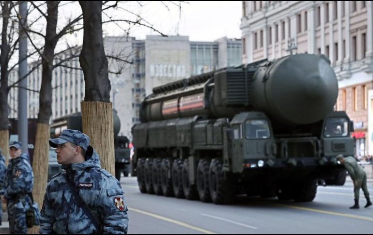 Imagen de archivo del 2019 que muestra a soldados rusos montando guardia frente a un misil balístico RS Yars 24 ruso sobre un lanzador móvil. EFE/ARCHIVO