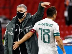Gerardo Martino, con Andrés Guardado al lado, reacciona durante el partido entre México y Holanda. EFE/ARCHIVO