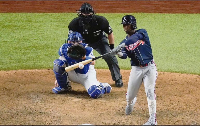 TRANQUILIDAD. Ozzie Albies se voló la barda en la novena entrada para ampliar la ventaja de los Bravos. AP• S. Ogrocki