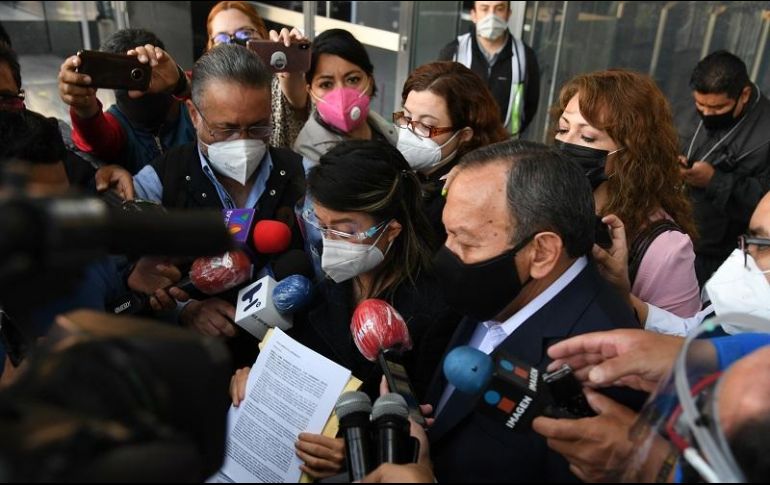 Andrea Rocha, abogada de los padres de familia, acudió a la FGR acompañada por el presidente del PRD, Jesús Zambrano. SUN/H. García