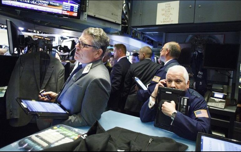 La mayoría de sectores registraron pérdidas, encabezados por el de los bienes no esenciales, el de comunicaciones y el inmobiliario. EFE/J. Lane