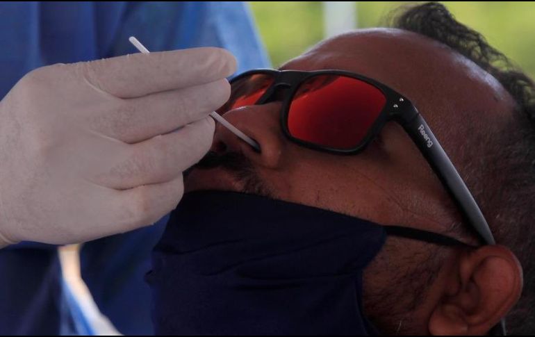 Un trabajador del sector turismo se somete a una prueba hisopada de detección del nuevo coronavirus en Cartagena, Colombia. EFE/R. Maldonado
