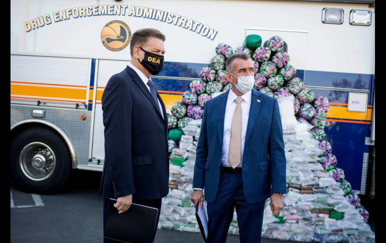 Timothy Shea, jefe en funciones de la DEA, y Bill Bodner, agente especial de la DEA, durante la rueda de prensa. AP/The Orange County Register/S. Reingewirtz