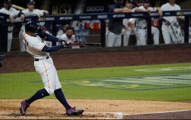 George Springer conectó un jonrón que le da vida a los Astros. AP