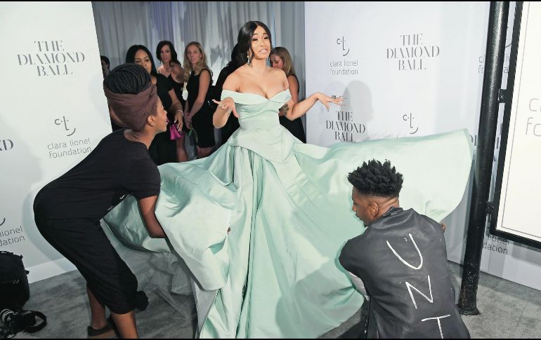 Cardi B. La cantante posa durante un evento de beneficencia organizado en Nueva York. AFP
