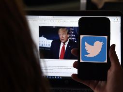 ''Hemos determinado que esta cuenta violó las reglas de Twitter contra la publicación de información privada'', dice la red social a los gestores de la cuenta @TeamTrump. AFP / ARCHIVO