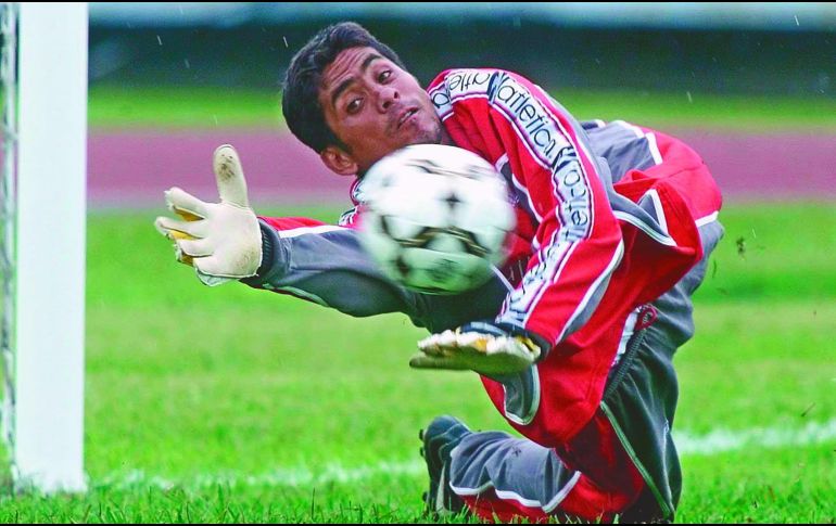 ''Hoy es el cumpleaños del mejor portero de México'', dicen en redes sociales para festejar al ex portero de la Selección Mexicana. AFP / ARCHIVO