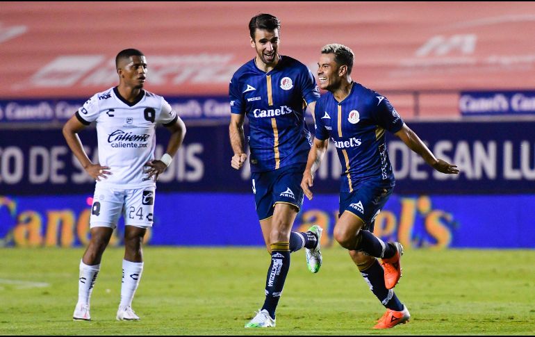 Rodrigo Noya y Pablo Barrera celebran el gol de la victoria. IMAGO/S. Laureano