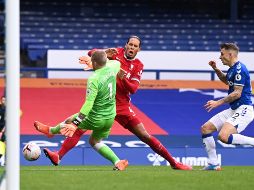 En una falta al borde del área, la pelota le llegó a Van Dijk, que fue arrollado por Jordan Pickford. Era penalti y roja para el arquero inglés, pero el VAR determinó fuera de lugar. AP / L. Griffiths