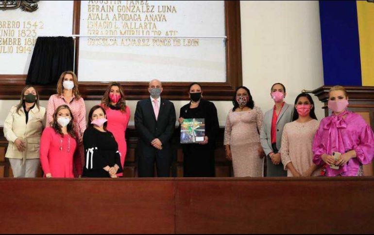 ''Hacemos esta develación en esta fecha, conmemorando el 17 de octubre de 1953, cuando se inscribió el decreto que otorgó a las mujeres el derecho de votar y ser votadas'', dijo el alcalde tapatío Ismael del Toro. ESPECIAL