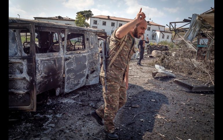 La bomba de racimo que impactó cerca del hospital provocó unas treinta o cuarenta explosiones, calcula un testigo. AP