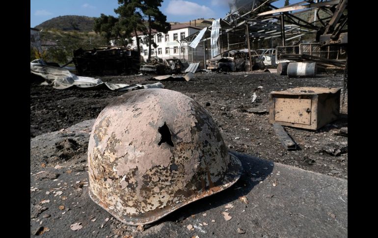 La bomba de racimo que impactó cerca del hospital provocó unas treinta o cuarenta explosiones, calcula un testigo. AP