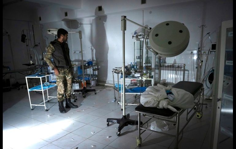 La bomba de racimo que impactó cerca del hospital provocó unas treinta o cuarenta explosiones, calcula un testigo. AP