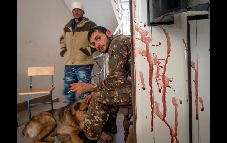 La bomba de racimo que impactó cerca del hospital provocó unas treinta o cuarenta explosiones, calcula un testigo. AP