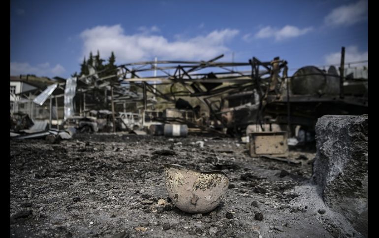 La bomba de racimo que impactó cerca del hospital provocó unas treinta o cuarenta explosiones, calcula un testigo. AFP/A. Messinis