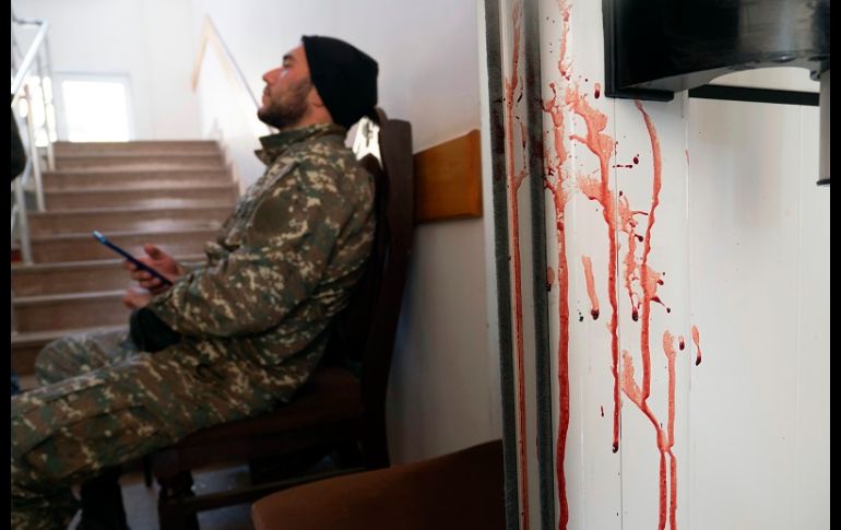 La bomba de racimo que impactó cerca del hospital provocó unas treinta o cuarenta explosiones, calcula un testigo. AP