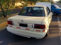 El Tsuru blanco con placas del Estado de México, que contaba con reporte de robo, fue enviado al corralón. ESPECIAL