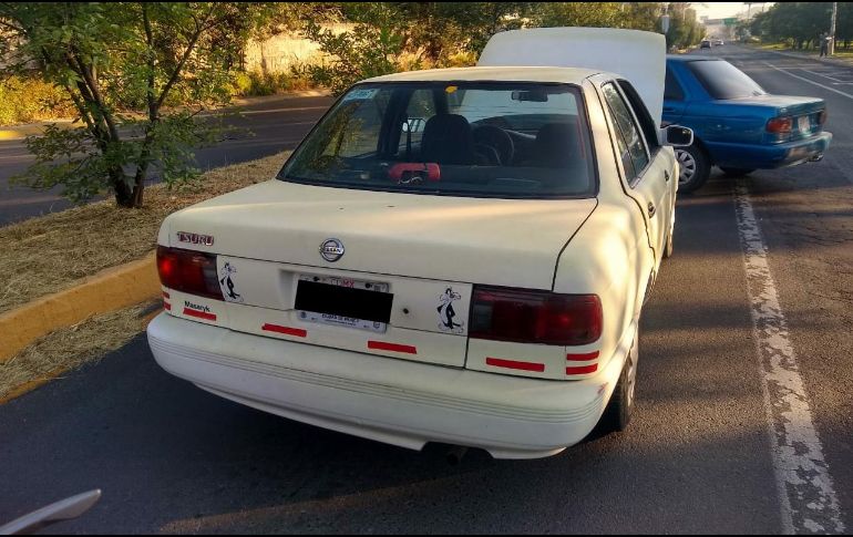 El Tsuru blanco con placas del Estado de México, que contaba con reporte de robo, fue enviado al corralón. ESPECIAL
