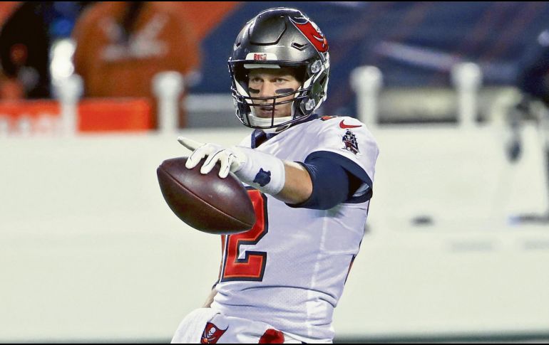 PRUEBA. Tom Brady le hará los honores a Aaron Rodgers, buscando quitarle el invicto. AFP • J. Daniel