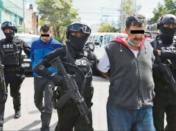 DETENCIÓN. Policías de la Secretaría de Seguridad Ciudadana (SSC) de la Ciudad de México presentan a los imputados por el delito de robo de insumos médicos destinados a pacientes con cáncer.  ESPECIAL