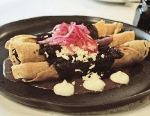 FLAUTAS DE POLLO. Raspados con mole madre oaxaqueño sobre una camita de frijol. EL INFORMADOR • F. González