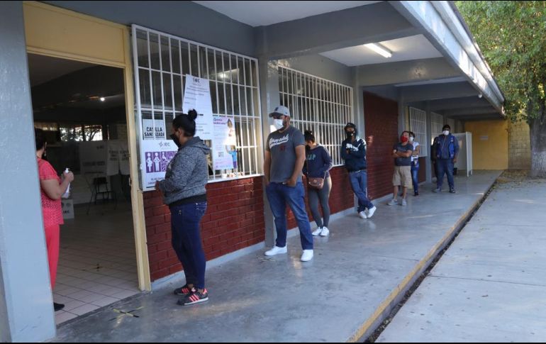 Ciudadanos guardan distancia social al acudir hoy a una casilla electoral en Coahuila. TWITTER@INEMexico