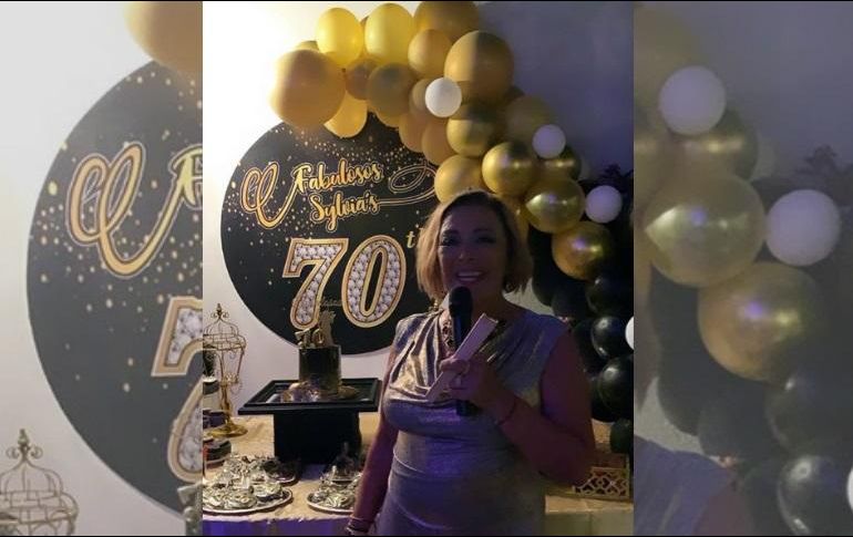 En las publicaciones se puede ver cómo los asistentes pudieron beber, bailar, cantar y apreciar las palabras de Sylvia. INSTAGRAM / stephaniesalasoficial