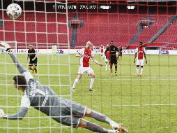 EL CUARTO. Davy Klaassen marca desde el manchón penal para los de Ámsterdam, que tuvieron un día de campo. AFP