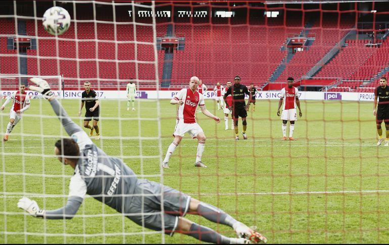 EL CUARTO. Davy Klaassen marca desde el manchón penal para los de Ámsterdam, que tuvieron un día de campo. AFP