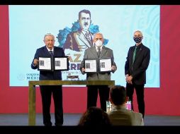 En la cancelación del timbre postal, AMLO estuvo acompañado del titular de la SCT, Jorge Arganis (centro) y Eduardo Villegas (der), coordinador de Memoria Histórica y Cultura de México. YouTube /  Andrés Manuel López Obrador